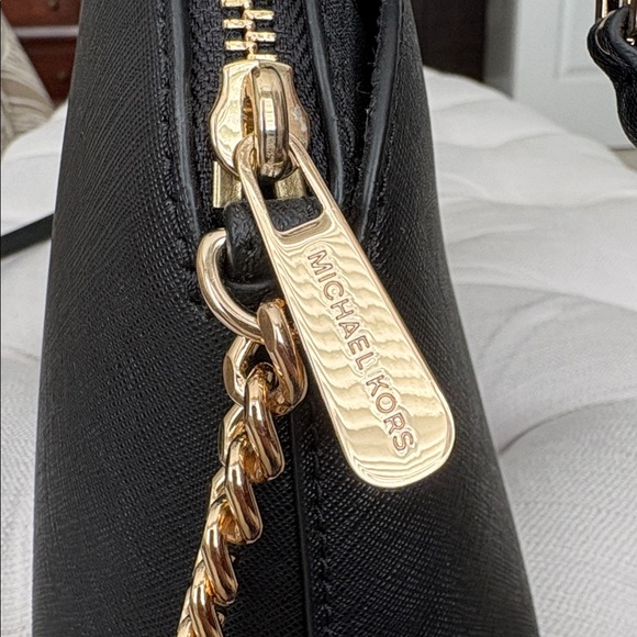 MICHAEL KORS Jet Set Travel black crossbody bag with gold hardware - Picture 2 of 8